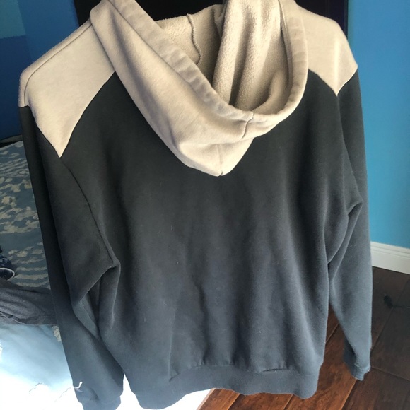 Puma jacket barely worn at all - Picture 4 of 5